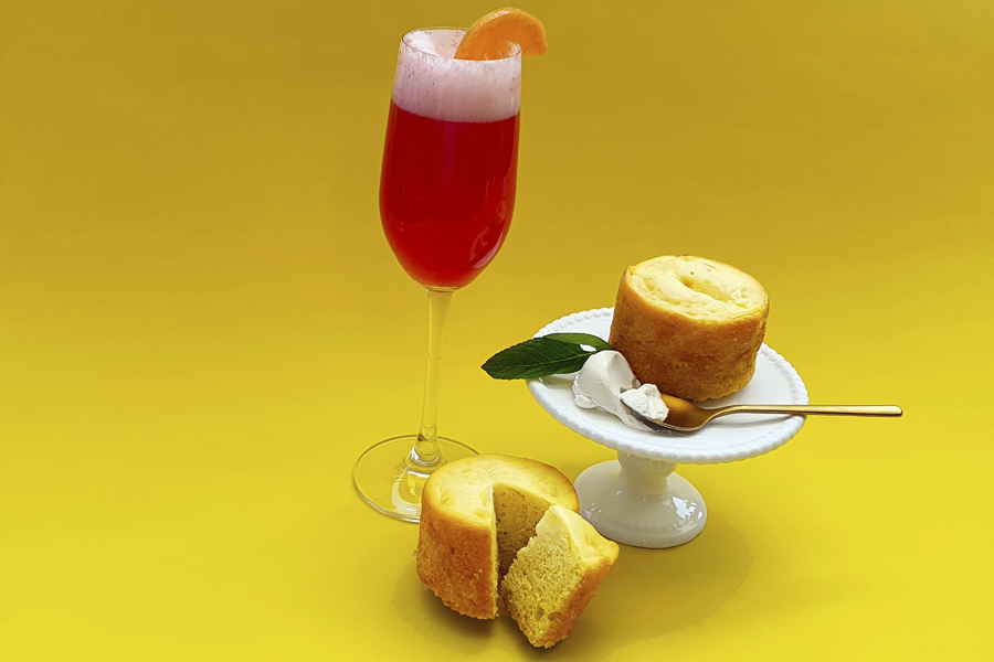 mimosa de frambuesa acompañada de panqué de queso Deorno 